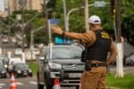Police officer directing traffic on a busy street in Londrina, Brazil.