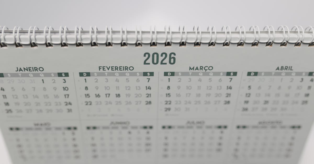 Close-up of a 2026 spiral-bound desk calendar with months in Portuguese.